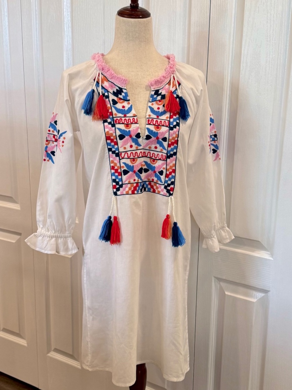 NWOT Woman's Size Small Boho Dress by Giani Bini, White Southwestern Embroidered
